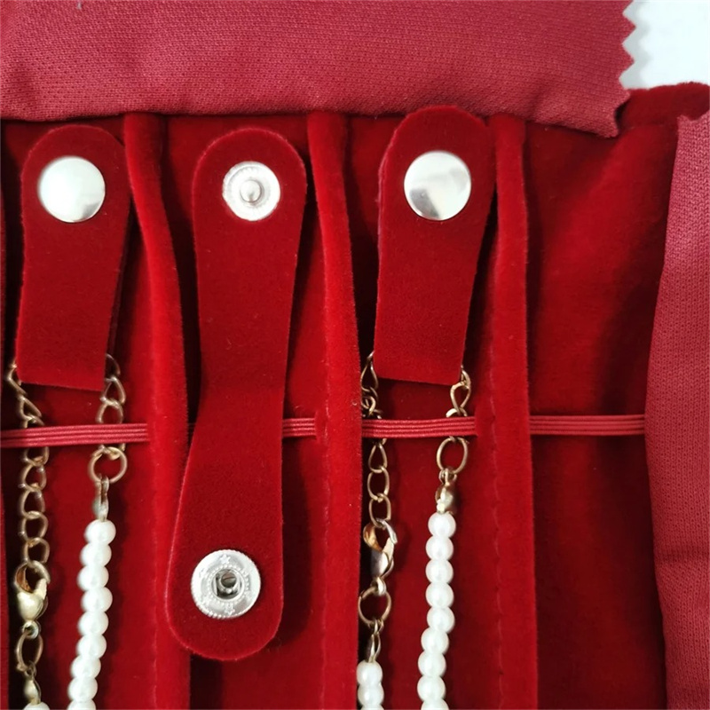 حافظة مجوهرات مخملية باللون ال - مراجعة Velvet Ribbon Roll وسعره